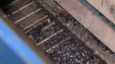 Metal parçası, çelik metal torna makinesi motoru ile üretiliyor. Fabrika üretim endüstrisi teknolojisi. Depoda ham ürün ekipmanları var. Talaşlar düşer.