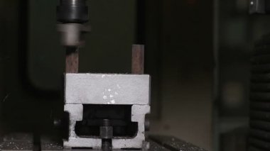 Metal parçası üretilmiş çelik metal torna makinesi motoru, teknoloji işletim süreci endüstrisi fabrika üretimi. Ham ürün malzeme deposu. Uzman mühendis elleri