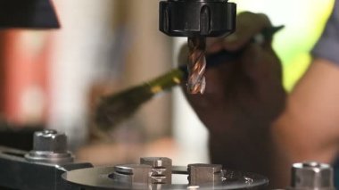 Metal parçası üretilmiş çelik metal torna makinesi motoru, teknoloji işletim süreci endüstrisi fabrika üretimi. Ham ürün malzeme deposu. Uzman mühendis elleri