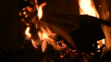 Alev alev yanan eski şömineyi ısıtan odun kütükleri, kağıt mektuplar, belgeler, kitap taslakları karanlık alacakaranlık kömür kül külleri.