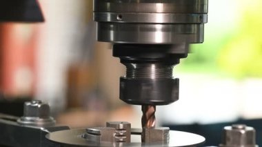 Metal parçası üretilmiş çelik metal torna makinesi motoru, teknoloji işletim süreci endüstrisi fabrika üretimi. Ham ürün malzeme deposu. Uzman mühendis elleri