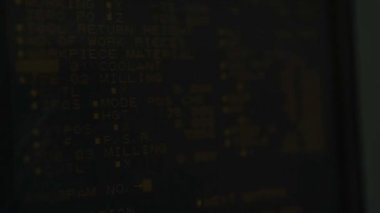 Bilgisayar turuncu aydınlatma kontrol paneli ile programlanmış makine mekanizması yavaşça yanıp sönen tablet monitörü, endüstriyel ekipman, torna