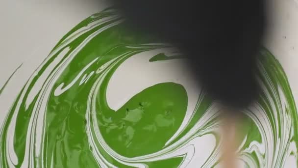 Mengen Van Twee Kleuren Verf Wit Groen Langzaam Roeren Spiralen — Stockvideo