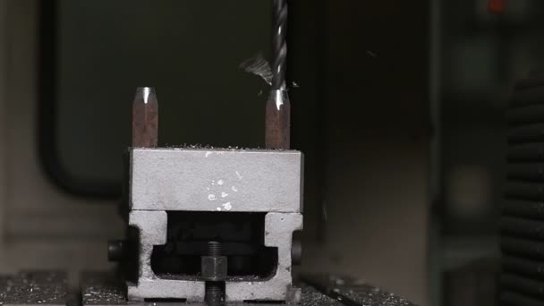 Μεταλλικό Μέρος Που Κατασκευάζεται Τρυπάνι Χάλυβα Μέταλλο Τόρνου Μηχανή Μηχανή — Αρχείο Βίντεο