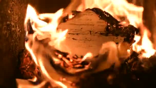 Płonący Płomień Rozgrzewający Stary Kominek Palący Drewniane Kłody Papierowe Listy — Wideo stockowe