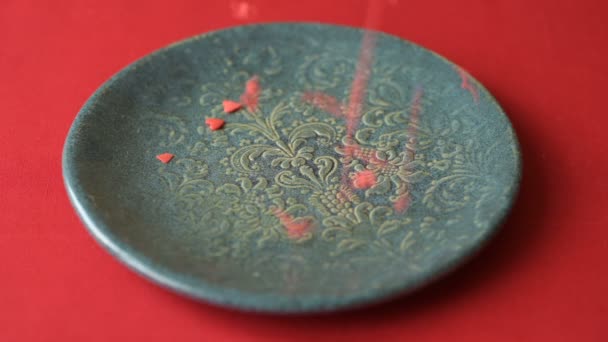 红心形的糖粉碎了 落在红桌布上的绿盘上 浪漫的爱情 爱心的情人节 母亲节 婚纱设计理念 — 图库视频影像