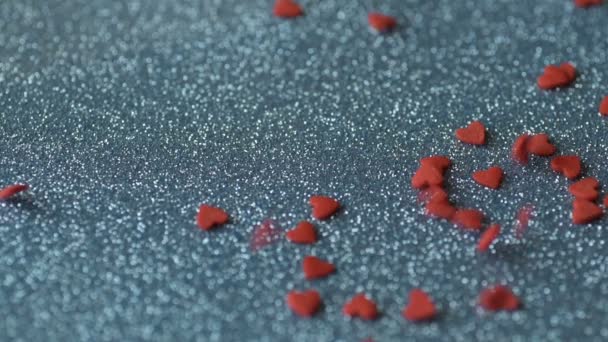 Rood Hart Suiker Confetti Stuk Ligt Meer Naar Beneden Vallen — Stockvideo