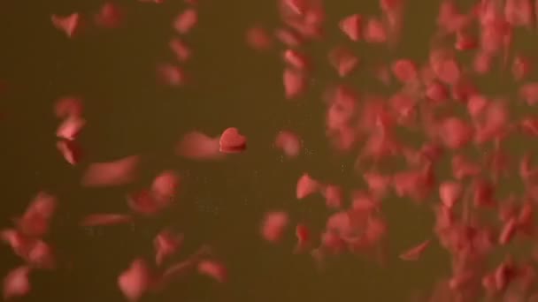 Rojo Escarlata Forma Corazón Azúcar Confeti Caer Dispersión Reflejan Superficie — Vídeo de stock