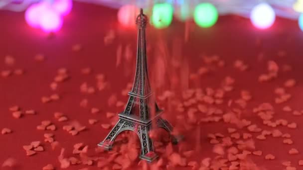 Statuette Tour Eiffel Lumières Colorées Guirlande Fond Rouge Forme Coeur — Video