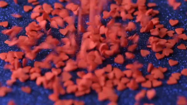 Rood Scharlaken Hartvormige Suiker Confetti Stuk Ligt Meer Vallen Naar — Stockvideo