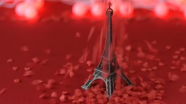 Statueta Turnului Eiffel Lumini Neclare Ghirlande Fundal Roșu Stacojiu Inima — Videoclip de stoc