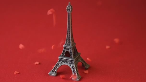 Statette Tour Eiffel Sur Fond Rouge Rouge Écarlate Forme Coeur — Video