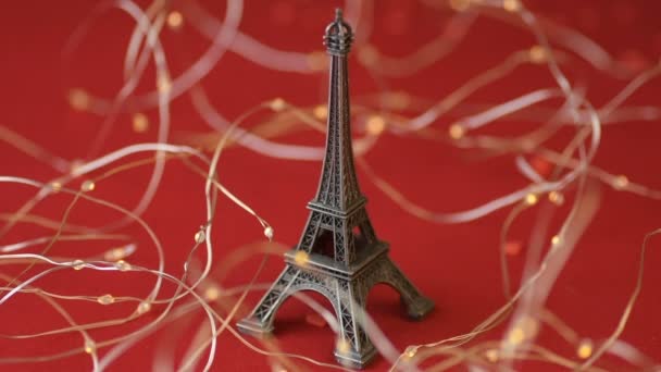 Estatuilla Torre Eiffel Luces Borrosas Guirnalda Fondo Rojo Escarlata Forma — Vídeo de stock