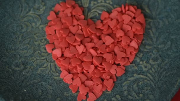 Konfeti Gula Berbentuk Hati Merah Yang Diletakkan Dalam Bentuk Hati — Stok Video