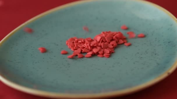 Rojo Corazón Escarlata Forma Confeti Azúcar Establecido Figura Del Corazón — Vídeo de stock