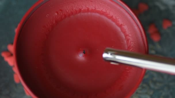 Vela Cera Parafina Vermelha Pega Fogo Aceso Com Isqueiro Aceso — Vídeo de Stock