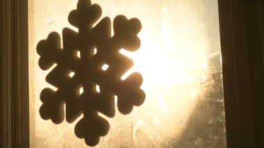 Penceredeki kar tanesine benzeyen, arka planda hafif bir buz kristalleri, makro. Noel ya da Yeni Yıl Tatil Hazırlama Tasarım Konsepti