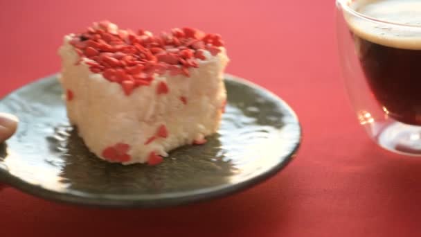 Ciasto Kształcie Serca Umieszczane Jest Czerwonym Obrusie Romantyczna Miłość Uczucie — Wideo stockowe