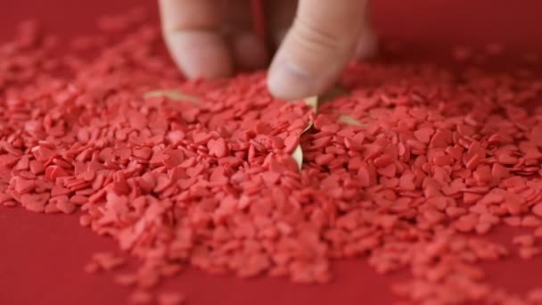 Confetti Zucchero Forma Cuore Scarlatto Cadono Dal Biglietto Auguri San — Video Stock