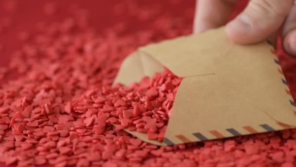 Szkarłatne Konfetti Cukrowe Kształcie Serca Wypadające Walentynkowej Kartki Czerwonym Tle — Wideo stockowe