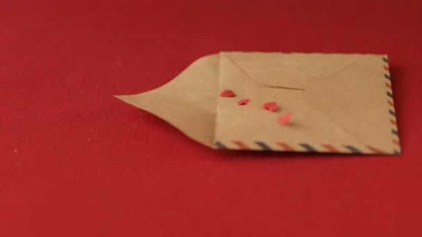 Κόκκινη Καρδιά Σχήμα Κομφετί Ζάχαρη Πέφτει Κάτω Valentine Ευχετήρια Κάρτα — Αρχείο Βίντεο