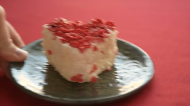 赤いテーブルクロスにハート型のケーキが置かれています ロマンチックな愛 愛情バレンタインデー 母の日 結婚式の準備デザインコンセプト — ストック動画