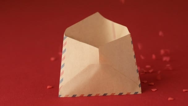 Rotes Herzförmiges Zuckerkonfetti Fällt Valentiner Grußkarte Auf Rotem Hintergrund Zeitlupe — Stockvideo
