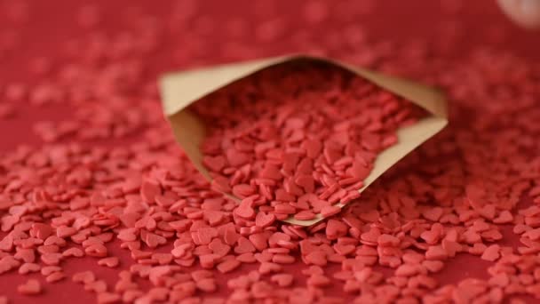 红心形状的糖意大利面从情人节贺卡上掉了下来 呈红色背景 浪漫的爱情 爱心的情人节 母亲节 婚纱设计理念 — 图库视频影像