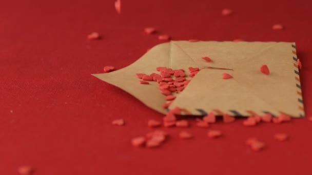 Šarlatové Cukrové Konfety Tvaru Srdce Padající Valentýnské Blahopřání Červeném Pozadí — Stock video