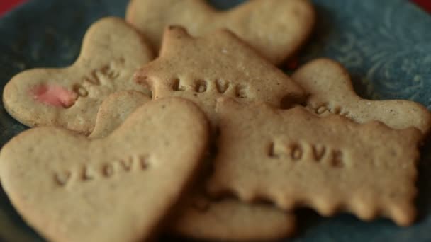 赤い緋色のハート型の砂糖菓子が崩れ それに書かれた愛とクッキーに落ちます ロマンチックな愛 愛情バレンタインデー 母の日 結婚式の準備デザインコンセプト — ストック動画