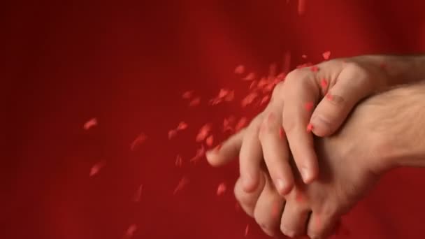 Czerwone Szkarłatne Konfetti Kształcie Serca Kruszy Się Spada Męskie Ręce — Wideo stockowe