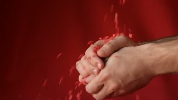 Coeur Rouge Écarlate Forme Confettis Sucre Effritant Tombant Dans Les — Video