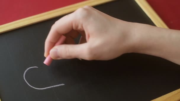 Hand Van Een Meisje Jonge Vrouw Tekent Hartcontour Schoolbord Met — Stockvideo