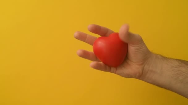 Ung Mans Hand Klämmer Röd Stress Hjärtleksak Romantisk Kärlek Lugn — Stockvideo