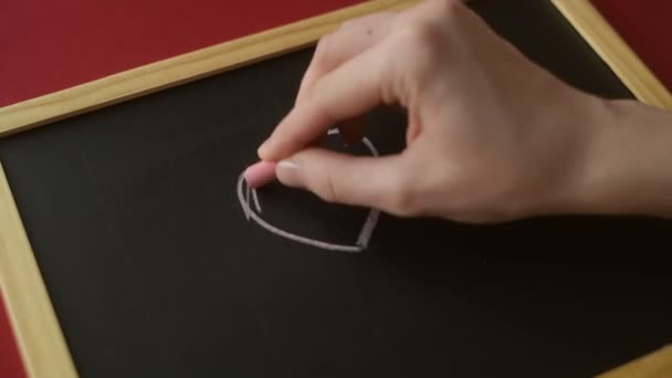 Ręka Dziewczyny Lub Młodej Kobiety Rysuje Kontur Serca Tablicy Różową — Wideo stockowe