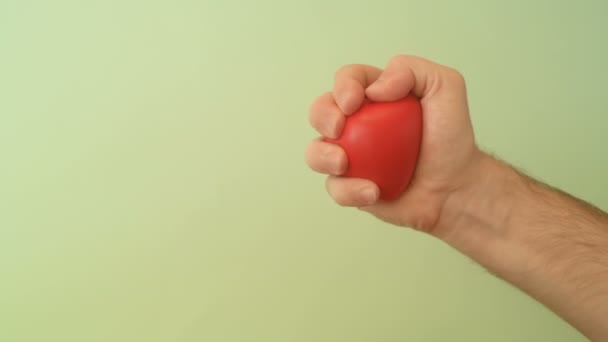 Die Hand Des Jungen Mannes Drückt Rotes Stress Herzspielzeug Romantische — Stockvideo