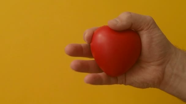 Mano Del Giovane Stringe Giocattolo Rosso Del Cuore Stress Amore — Video Stock