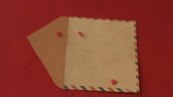 Confiti Azúcar Rojo Forma Corazón Que Cae Tarjeta Felicitación San — Vídeo de stock
