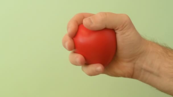 Mano Del Giovane Stringe Giocattolo Rosso Del Cuore Stress Amore — Video Stock