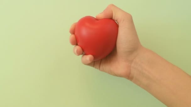 Mão Menina Jovem Aperta Brinquedo Vermelho Coração Stress Amor Romântico — Vídeo de Stock