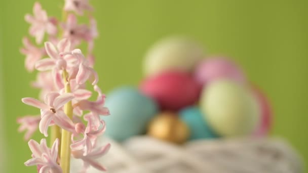 Ovos Páscoa Coloridos Cor Rosa Dourada Verde Estão Palha Girando — Vídeo de Stock