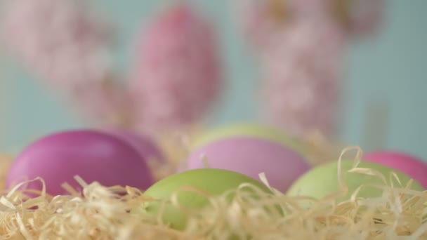 Ovos Páscoa Coloridos Cor Rosa Dourada Verde Estão Palha Girando — Vídeo de Stock