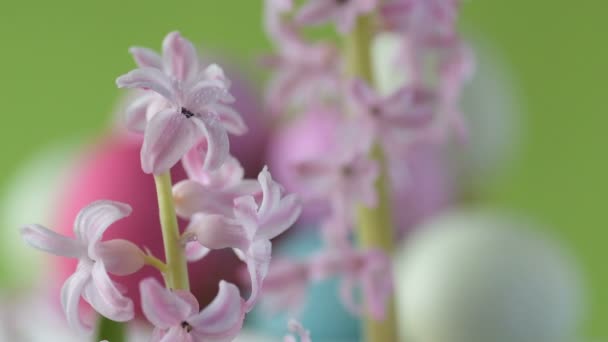 Färgglada Påskägg Rosa Gyllene Och Grön Färg Ligger Halm Snurrar — Stockvideo