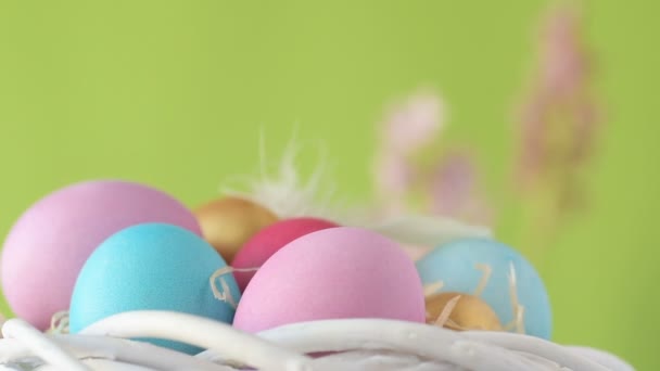 Los Coloridos Huevos Pascua Color Rosa Dorado Verde Yacen Paja — Vídeos de Stock