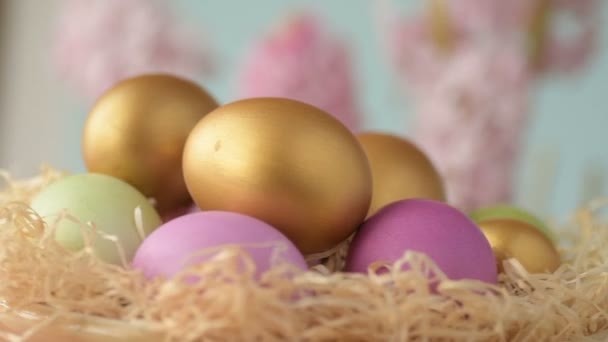 Bunte Ostereier Rosa Goldener Und Grüner Farbe Liegen Stroh Herum — Stockvideo