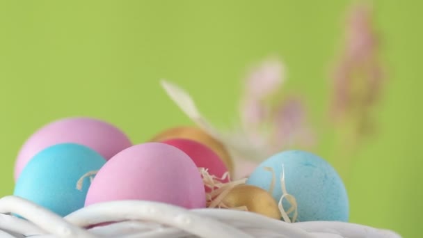 Los Coloridos Huevos Pascua Color Rosa Dorado Verde Yacen Paja — Vídeos de Stock