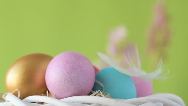 Los Coloridos Huevos Pascua Color Rosa Dorado Verde Yacen Paja — Vídeos de Stock