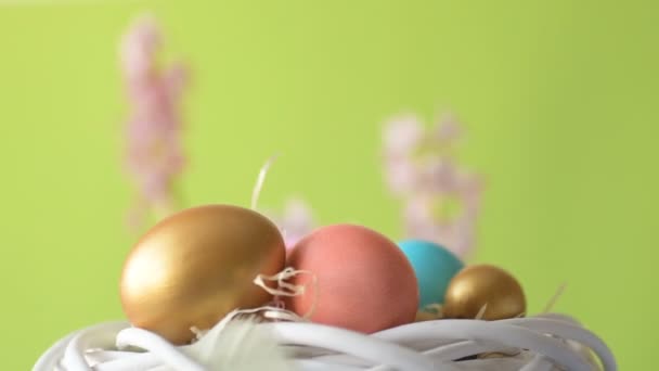 Los Coloridos Huevos Pascua Color Rosa Dorado Verde Yacen Paja — Vídeos de Stock