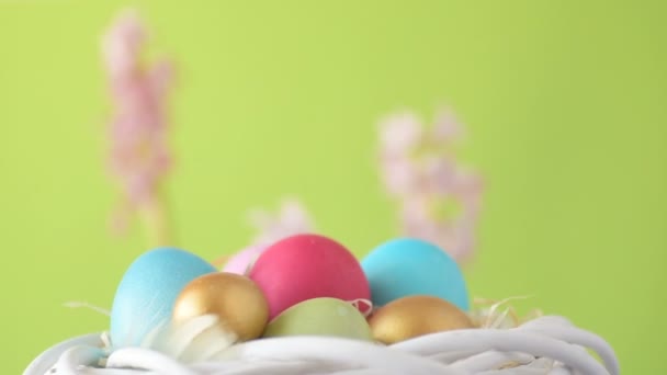 Los Coloridos Huevos Pascua Color Rosa Dorado Verde Yacen Paja — Vídeos de Stock