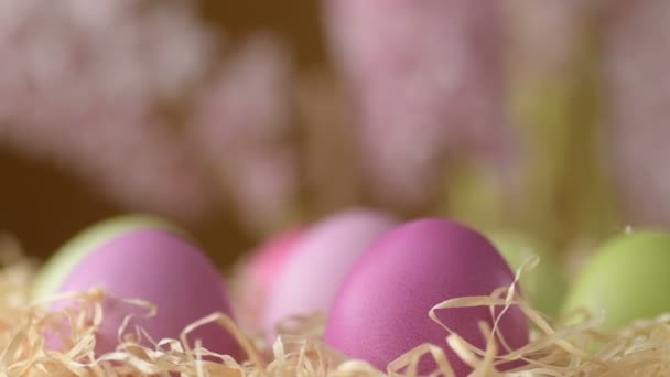 Bunte Ostereier Rosa Goldener Und Grüner Farbe Liegen Stroh Herum — Stockvideo